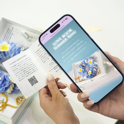 付属の保証書からQRコードを読み取ると、ラブブック翻訳ページがご覧頂けます。プロポーズ後に読めば、英文の意味や花言葉が分かり、より深く想いが伝わります。