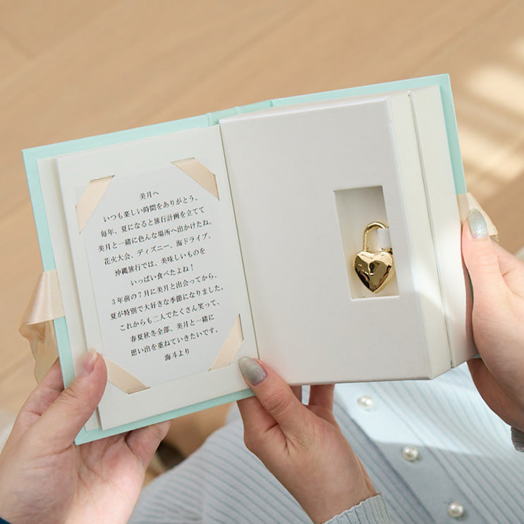 続いて2ページ目をひらくと、「あなたからの手紙」が登場します