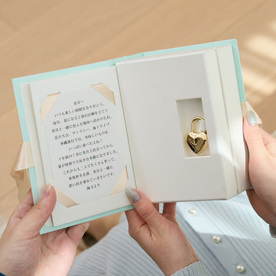 続いて2ページ目をひらくと、「あなたからの手紙」が登場します