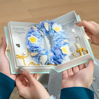爽やかなブルーのフラワーリングと海を想起させる景色が♪