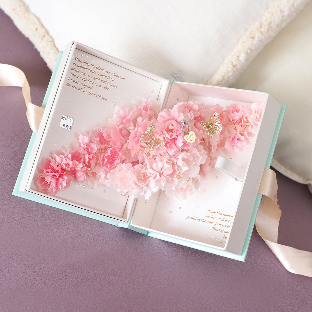 立体の桜アーチはオールハンドメイド。満開の桜を喜ぶように2羽の蝶が舞う春の世界が広がります。