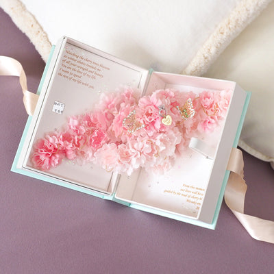 立体の桜アーチはオールハンドメイド。満開の桜を喜ぶように2羽の蝶が舞う春の世界が広がります。