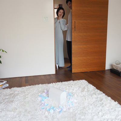 何も知らない彼女を部屋に呼んでサプライズ！