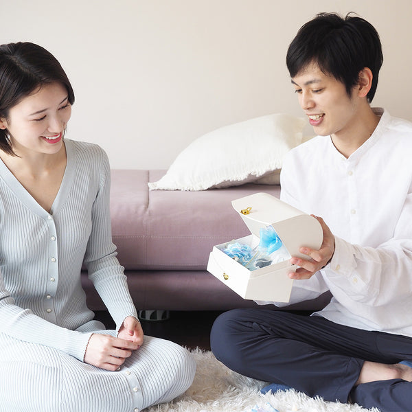 ボックスを開けると、輝くガラスの靴が・・・！開けるまで何が入っているかわからないドキドキ感をプラス♪