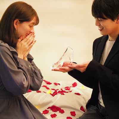 透き通るほどの美しいクリスタルガラスの靴で、夢のようなプロポーズを叶えてください