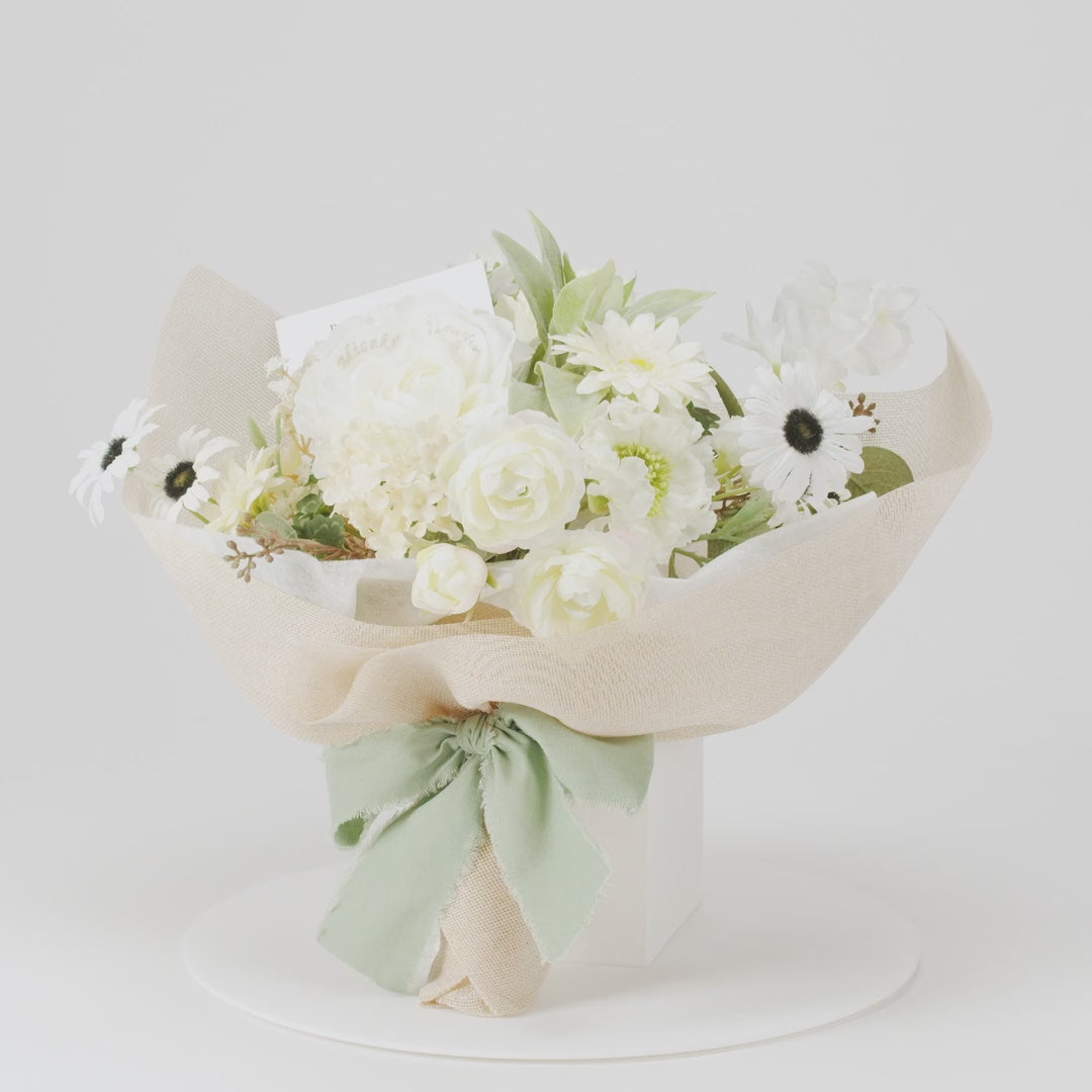 誕生日・プロポーズは四つ葉クローバー入り12本の花束 MERIA ROOM 