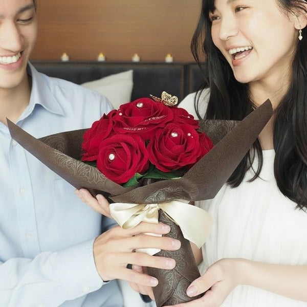 人気No.1！彼女のためにカスタマイズした枯れないバラの花束で、最高の笑顔をプレゼント