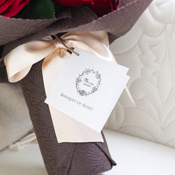 プレゼントする時に便利な説明書が付いている。12本のバラはダズンローズと呼ばれ、1本ずつ愛を込めた意味が記載されている。