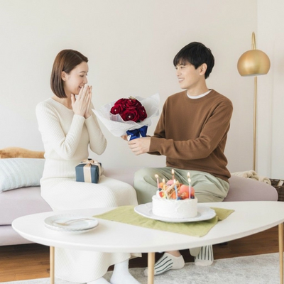 何も知らない彼女がリラックスしてきた頃、誕生日ギフトと隠しておいた花束をサプライズプレゼント！