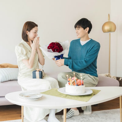 何も知らない彼女がリラックスしてきた頃、誕生日ギフトと隠しておいた花束をサプライズプレゼント！