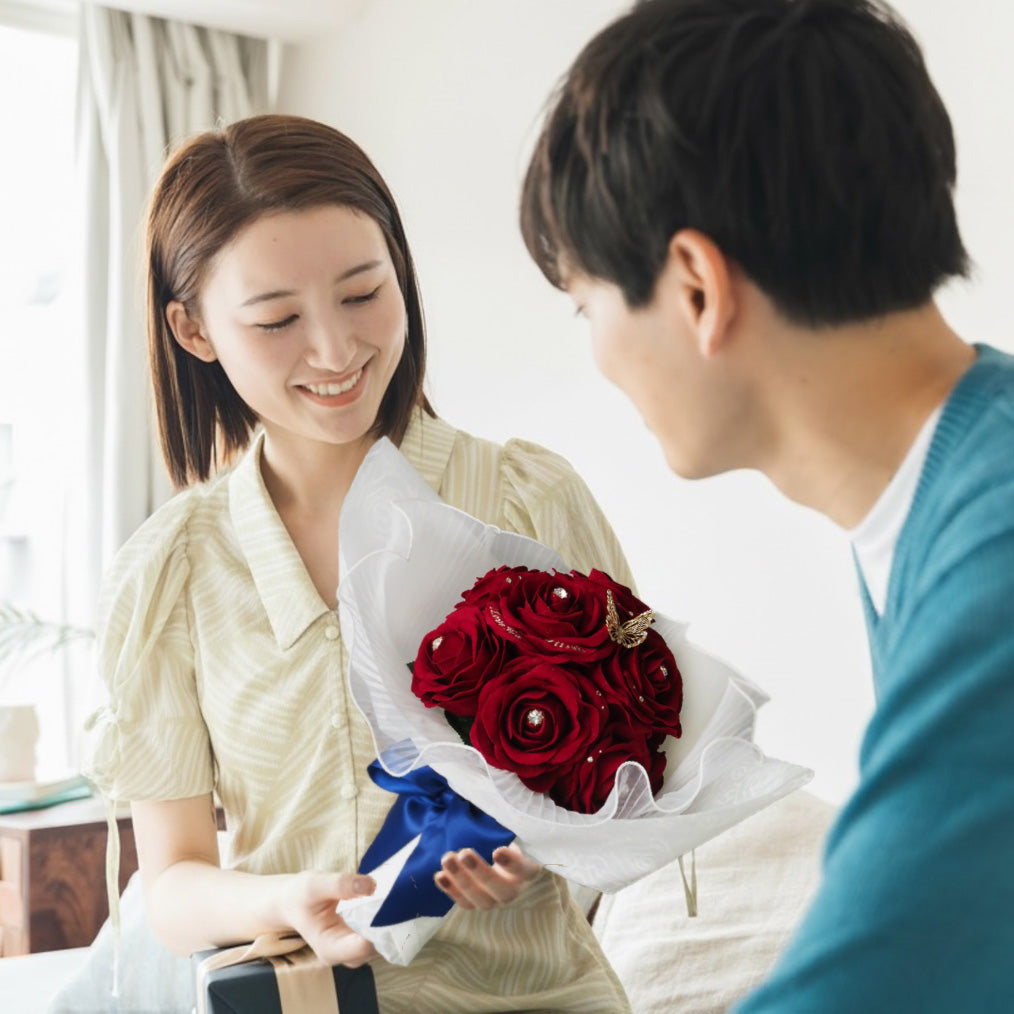 彼女のためにカスタマイズした「枯れないバラの花束」で、最高の笑顔をプレゼント
