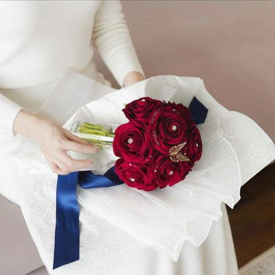 貰ったあとも嬉しいサプライズが続くのが、メリアルームの花束。ラッピングをほどくと…