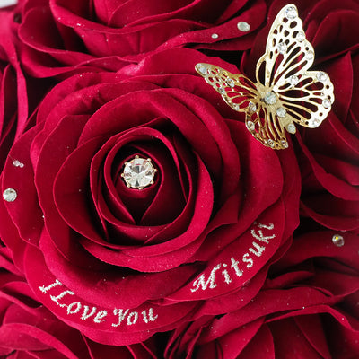 バラには、彼女の名前とI Love Youの文字の刺繍が！豊富なカスタムからあなたが選んだデザインを、花職人がハンドメイドで仕上げるオリジナルローズです。