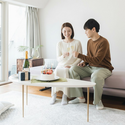 サプライズプロポーズ当日。家デートが好きな彼女のために、誕生日ケーキを用意して乾杯！