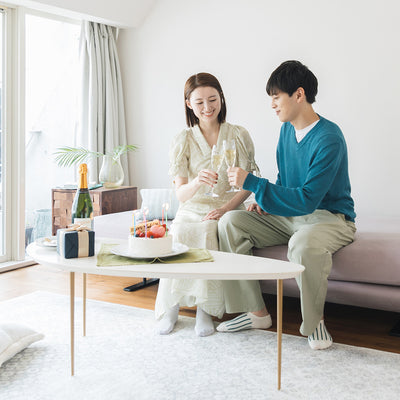 サプライズプロポーズ当日。家デートが好きな彼女のために、誕生日ケーキを用意して乾杯！