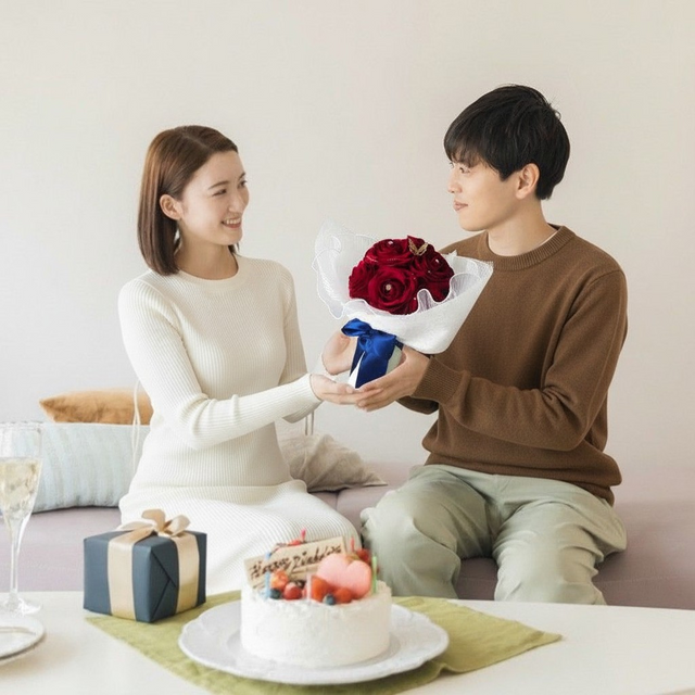 プロポーズや記念日の贈り物として人気の12本のバラ。メリアルームでは、大切な想いを託す花束だからこそ、渡した瞬間の感動がその後もずっと続くよう、生花のような美しさと生花にはない耐久性を兼ね備えたベルベット生地のローズを独自開発し、枯れないバラの花束を作りました。