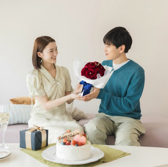人気No.1！彼女のためにカスタマイズした枯れないバラの花束で、最高の笑顔をプレゼント