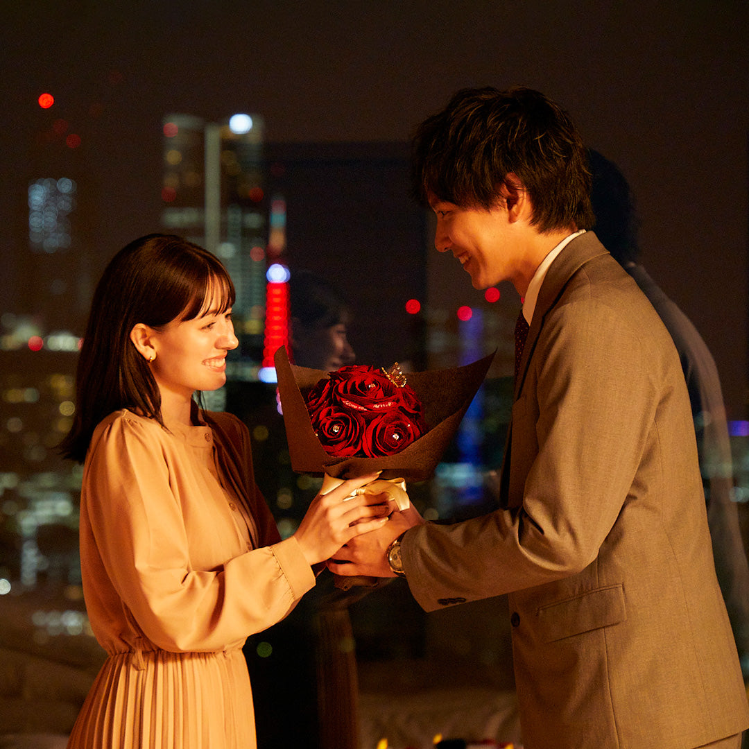 少し緊張してる彼女に、優しくバラの花束を差し出して「結婚してください」と伝えます。