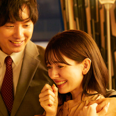 突然のサプライズに、驚きを隠せない彼女。嬉しくて、ドキドキが高まります。