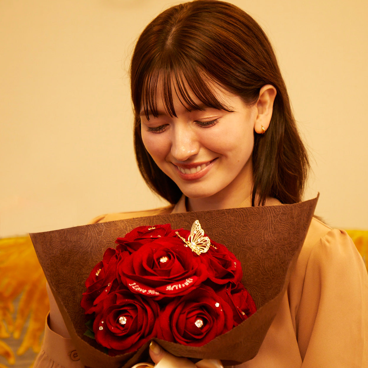 誕生日・プロポーズは12本の赤バラ花束とガラス花瓶セット MERIA ROOM