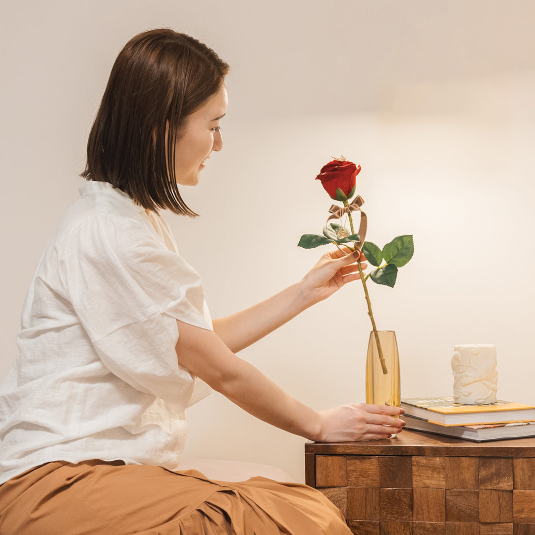 花瓶がセットで付いてるので、貰ってすぐ飾れます