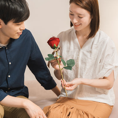 ずっと枯れないバラとチャームの言葉が、永遠に二人の愛を輝かせます。