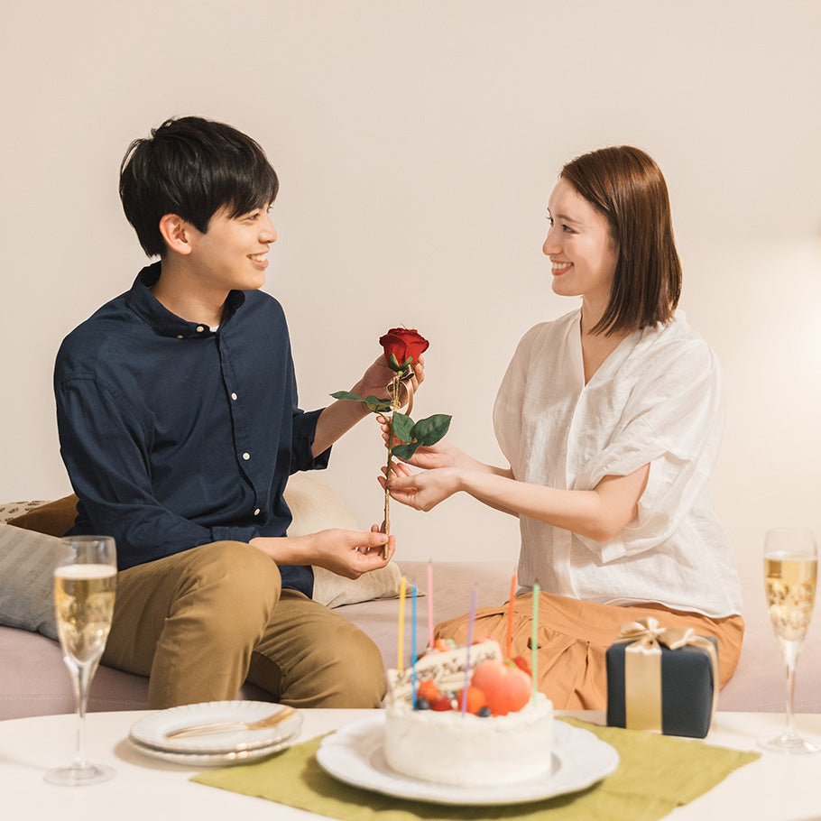 バラを取り出し、両手で渡しましょう