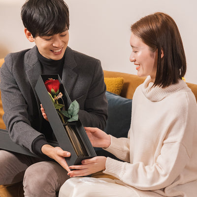 いよいよプロポーズ、ボックスの蓋を開けて1つ目のサプライズ！