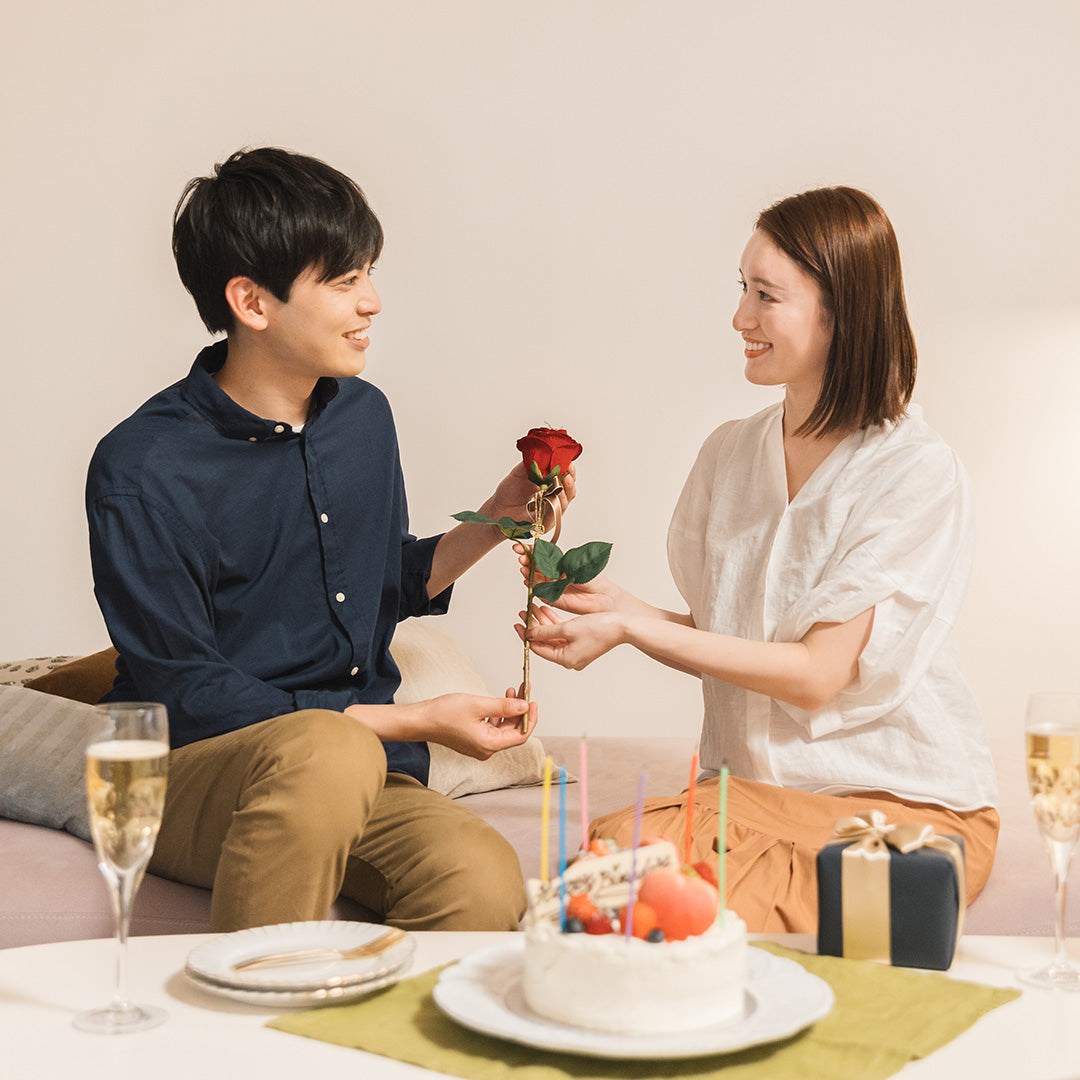 バラを取り出し、両手で渡しましょう