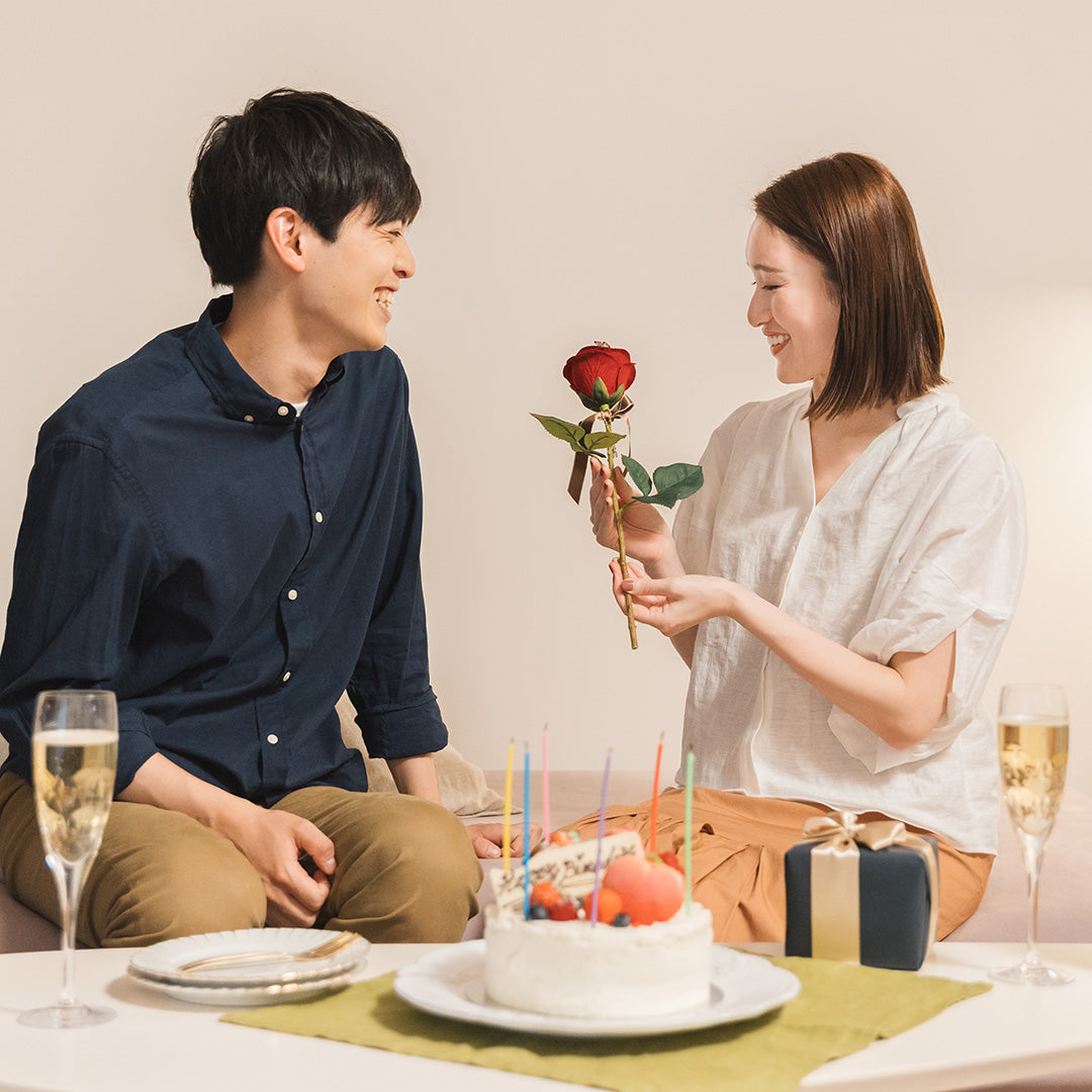 ずっと枯れないバラが、二人の側で永遠に咲き続けます