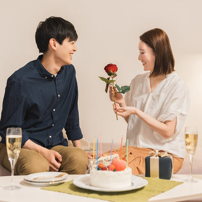 ずっと枯れないバラが、二人の側で永遠に咲き続けます