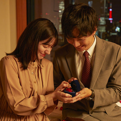 突然の箱パカに驚く彼女に「バラの中心を見て」と伝えてください