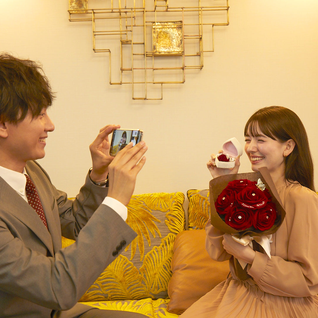 誕生日・プロポーズは12本の赤バラ花束とガラス花瓶セット MERIA ROOM