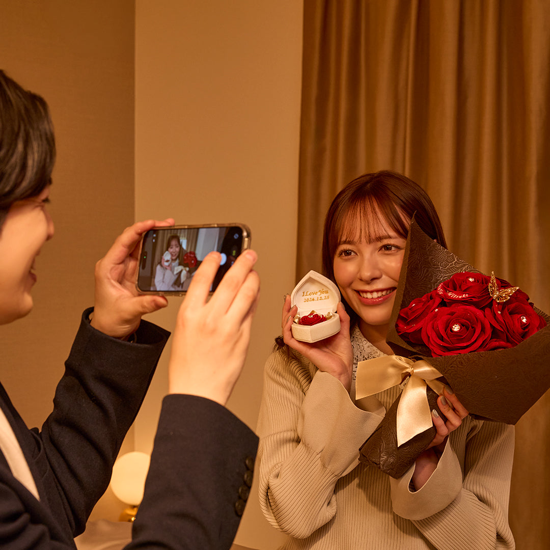 プロポーズ後は記念撮影！女性が持って可愛いサイズ＆デザインがSNS映えします