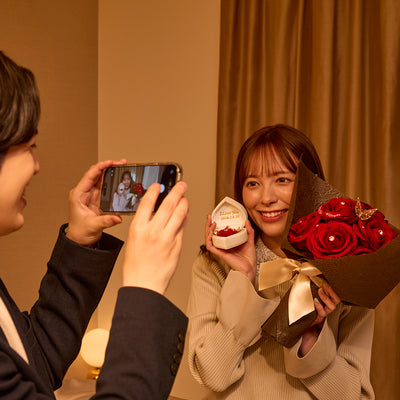 プロポーズ後は記念撮影！女性が持って可愛いサイズ＆デザインがSNS映えします