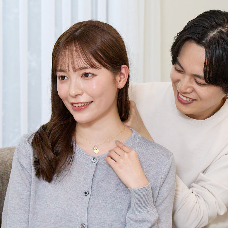 プロポーズの喜びを胸元に留めることができます
