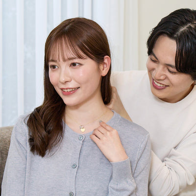 プロポーズの喜びを胸元に留めることができます