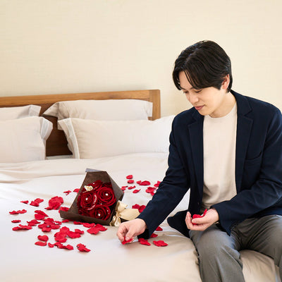 準備は簡単！ベッドに花束を置き、その周りを花びらやキャンドルで華やかにします