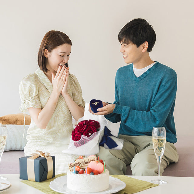 プロポーズ前の緊張や不安に寄り添い、お客様の思い描くプロポーズを叶えられるよう、シーンに合わせて渡し方をご提案するガイドブックをお付けしています。