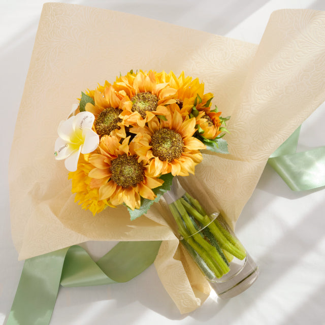 ひまわりの花束と透明感のあるクリア花瓶がセットになったギフト。夏にぴったりの爽やかな印象で、届いてすぐ飾れるスタイリッシュなインテリアフラワー。