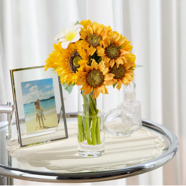 スタイリッシュなひまわりの花束が花瓶付きでテーブルに飾れる。お手入れ不要で枯れないから、届いてすぐに飾れる華やかな見た目の夏のサプライズフラワー。