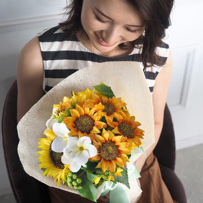 彼女のためにカスタマイズした特別なひまわりの花束で、とびっきりの笑顔に。