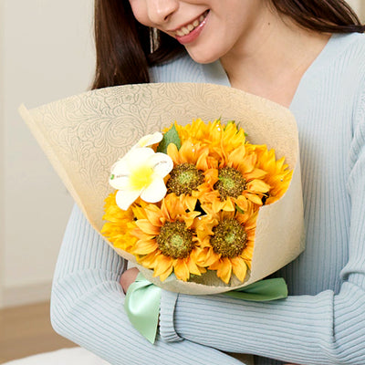 彼女のためにカスタマイズした特別なひまわりの花束で、とびっきりの笑顔に。