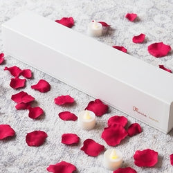 1本の赤いバラが入った白いボックスの周りを、赤いバラの花びら(造花)とLEDキャンドル型ライトで飾った、プロポーズの実にサプライズ演出。