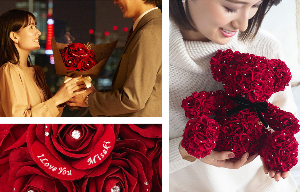 赤バラの花束をプレゼントする彼・赤バラの花びらには愛のメッセージと名前の刺繍入り・《365輪のバラ製テディベア》ローズベアを抱きかかえる彼女