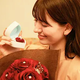 プロポーズボックスとバラの花束にほのかに香るの香水の演出