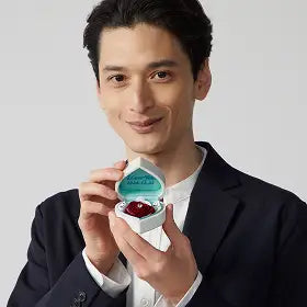 箱をパカっと開ける男性