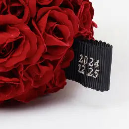 タグにイニシャルや記念日の刺繍入り