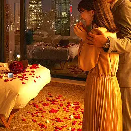 バラの花びらで装飾された部屋に驚く女性