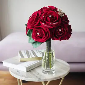 ラッピングをほどくとガラス花瓶付き